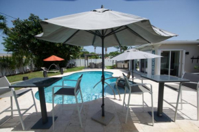 Heated pool bungalow mins from the beach in Deerfield Beach